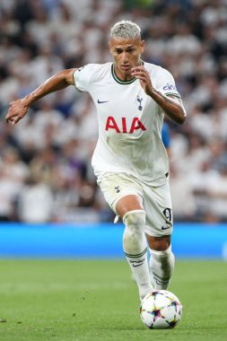 Tottenham Hotspur 'dan Richarlison topu UEFA Şampiyonlar Ligi maçı sırasında Tottenham Hotspur Marsilya' ya karşı Tottenham Hotspur Stadyumu, Londra, 7 Eylül 202