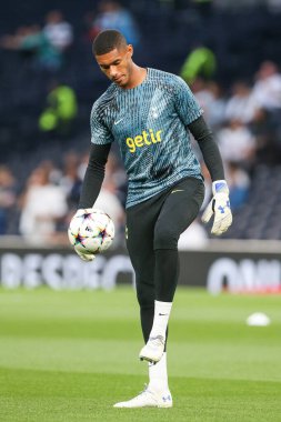 Tottenham Hotspur 'dan Brandon Austin # 40 UEFA Şampiyonlar Ligi karşılaşmasında Tottenham Hotspur' a karşı Marsilya Tottenham Hotspur Stadyumu 'nda 7 Eylül 202' de ısındı.