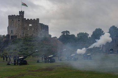 9 Eylül 202 'de İngiltere Kraliçesi Cardiff' in vefatının ardından askerler Cardiff Kalesi 'ne 96 el ateş ederken Galler bayrağı yarıya indirildi.