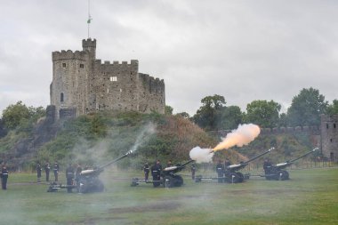 9 Eylül 202 'de İngiltere Kraliçesi Cardiff' in vefatından sonra askerler Cardiff Kalesi 'nde 96 el ateş ettiler.
