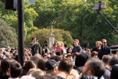 İnsanlar, Majesteleri Kraliçe 'nin 9 Eylül 202' de Buckingham Sarayı, Londra 'da vefat etmesinden sonra saygılarını sundular.