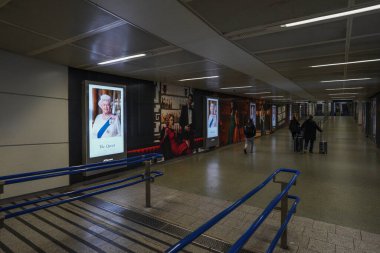 Kraliçe 'nin resmi 9 Eylül 202' de Londra, İngiltere 'deki metro istasyonunda sergilenmektedir.