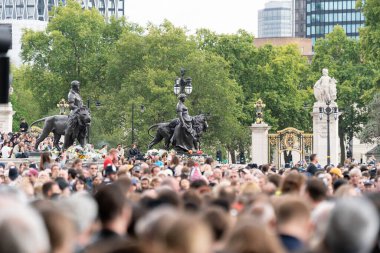 İnsanlar, Majesteleri Kraliçe 'nin 9 Eylül 202' de Buckingham Sarayı, Londra 'da vefat etmesinden sonra saygılarını sundular.