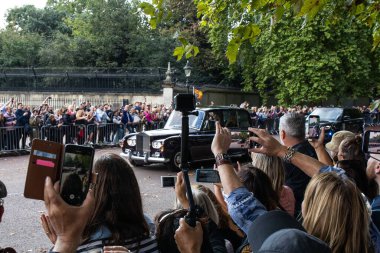 Kral Charles Buckingham Sarayı 'na varır. Yas tutanlar, Majesteleri Kraliçe' nin 9 Eylül 202 'de Buckingham Sarayı' nda vefat etmesinin ardından saygılarını sunarlar.