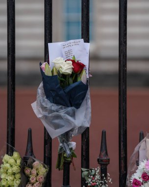 9 Eylül 202 'de Buckingham Sarayı' nda Kraliçe 'nin vefatından sonra sarayın kapılarına çiçek bırakıldı.