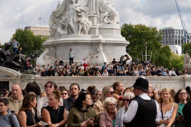İnsanlar, Majesteleri Kraliçe 'nin 9 Eylül 202' de Buckingham Sarayı, Londra 'da vefat etmesinden sonra saygılarını sundular.