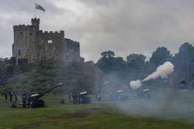 9 Eylül 202 'de İngiltere Kraliçesi Cardiff' in vefatının ardından askerler Cardiff Kalesi 'ne 96 el ateş ederken Galler bayrağı yarıya indirildi.