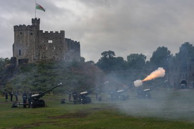 9 Eylül 202 'de İngiltere Kraliçesi Cardiff' in vefatının ardından askerler Cardiff Kalesi 'ne 96 el ateş ederken Galler bayrağı yarıya indirildi.