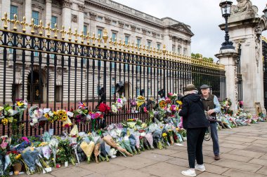 Yas tutanlar, Majesteleri Kraliçe 'nin 9 Eylül 202' de Buckingham Sarayı, Londra 'da vefat etmesinden sonra saygılarını sunarlar.