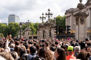 İnsanlar, Majesteleri Kraliçe 'nin 9 Eylül 202' de Buckingham Sarayı, Londra 'da vefat etmesinden sonra saygılarını sundular.
