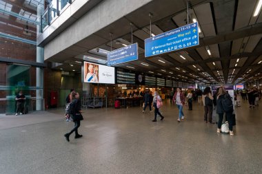 St Pancras İstasyonu 'nda Kraliçe Elizabeth 11' in 9 Eylül 202 'de İngiltere Kraliçesi' nin vefatından sonra ilan panosu bulunmaktadır.