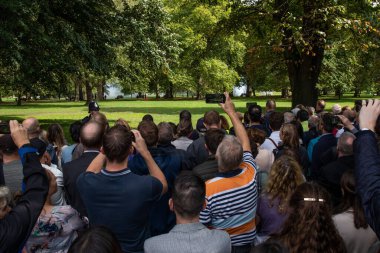 Majesteleri Kraliçe Hyde Park Sarayı onuruna Kings Troop Kraliyet Atı Topçu Birliği tarafından Hyde Park 'a 96 el ateş edildi.