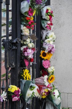 9 Eylül 202 'de Buckingham Sarayı' nda Kraliçe 'nin vefatından sonra sarayın kapılarına çiçek bırakıldı.