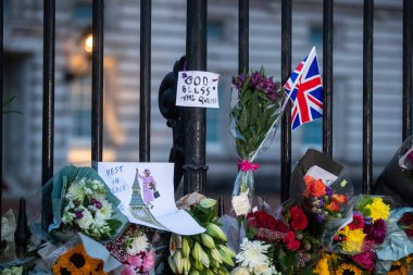 Majesteleri Kraliçe 'nin 9 Eylül 202' de Buckingham Sarayı, Londra 'da vefat etmesinin ardından çiçekler serildi.