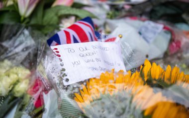 Majesteleri Kraliçe 'nin 9 Eylül 202' de Buckingham Sarayı, Londra 'da vefat etmesinden sonra çiçek manzarası.