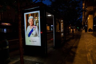 Kraliçe, Majesteleri Kraliçe Buckingham Sarayı 'nda 9 Eylül 202' de vefat ettikten sonra otobüs durağında görülüyor.