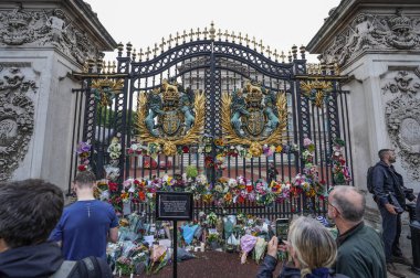 Yas tutanlar, Majesteleri Kraliçe 'nin 9 Eylül 202' de Buckingham Sarayı, Londra 'da vefat etmesinden sonra saygılarını sunarlar.