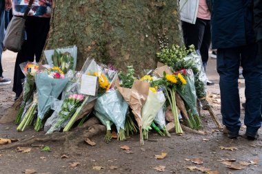 Yas tutanlar, Majesteleri Kraliçe 'nin 9 Eylül 202' de Buckingham Sarayı, Londra 'da vefat etmesinden sonra çiçeklerle saygılarını sunarlar.