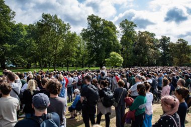 Majesteleri Kraliçe Hyde Park Sarayı onuruna Kings Troop Kraliyet Atı Topçu Birliği tarafından Hyde Park 'a 96 el ateş edildi.