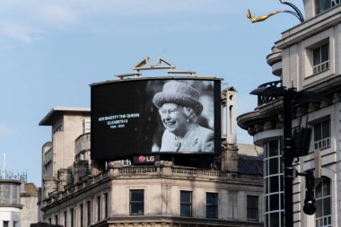 Kraliçe Elizabeth 11 'in anısına 9 Eylül 202' de İngiltere Kraliçesi 'nin vefatından sonra Piccadilly Circus reklam panolarında sergilendi.