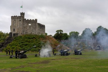9 Eylül 202 'de İngiltere Kraliçesi Cardiff' in vefatının ardından askerler Cardiff Kalesi 'ne 96 el ateş ederken Galler bayrağı yarıya indirildi.