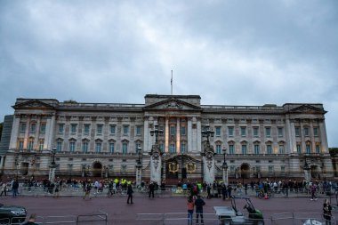 Buckingham Sarayı, 9 Eylül 202 'de İngiltere' nin Buckingham Sarayı 'nda Kraliçe' nin vefatından sonra yas tutan insanların anısına saygılarını sunar.