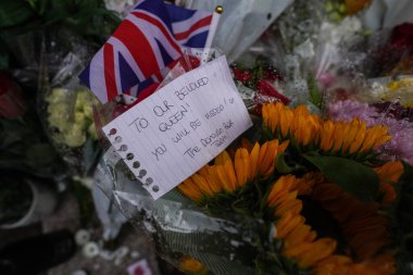 Sevgili Kraliçemiz 'e bir not, 9 Eylül 2022' de Buckingham Sarayı 'nda Kraliçe' nin vefatının ardından yas tutanlar taziyelerini sunarken bir buket çiçeğe konulacaksınız.