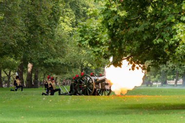 9 Eylül 202 'de Buckingham Sarayı' nda Kraliçe 'nin vefatından sonra The Kings Troop Royal Horse Artillery tarafından Hyde Park' a 96 el ateş edildi.