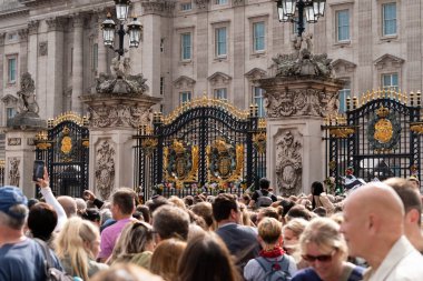İnsanlar, Majesteleri Kraliçe 'nin 9 Eylül 202' de Buckingham Sarayı, Londra 'da vefat etmesinden sonra saygılarını sundular.