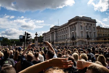Buckingham Sarayı 'nın önünde toplanan kalabalık, Majesteleri Kraliçe Buckingham Sarayı' nın ölümünden sonra 9 Eylül 202 'de Londra, Buckingham Sarayı' nda toplandı.