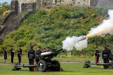 9 Eylül 202 'de İngiltere Kraliçesi Cardiff' in vefatından sonra askerler Cardiff Kalesi 'nde 96 el ateş ettiler.
