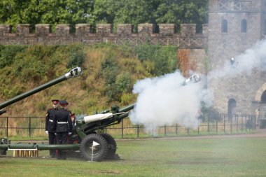 9 Eylül 202 'de İngiltere Kraliçesi Cardiff' in vefatından sonra askerler Cardiff Kalesi 'nde 96 el ateş ettiler.