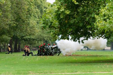 9 Eylül 202 'de Buckingham Sarayı' nda Kraliçe 'nin vefatından sonra The Kings Troop Royal Horse Artillery tarafından Hyde Park' a 96 el ateş edildi.