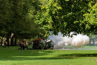 The Kings Troop Royal Horse Topçu Birliği 'nin 9 Eylül 202' de İngiltere Kraliçesi 'nin vefatından sonra Hyde Park' a 96 el ateş etti.