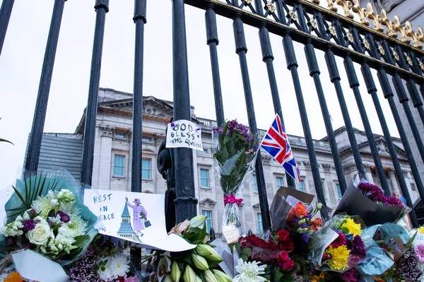 Flor São Estabelecidas Após Morte Sua Majestade Rainha Palácio Buckingham — Fotografia de Stock