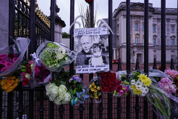 Erzsébet Királyné Pihenése Istennel Felirat Látható Palota Kapuján Amint Gyászolók — Stock Fotó