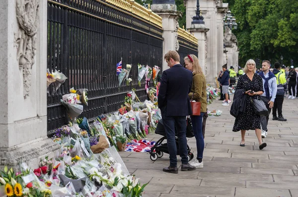 Żałobnicy Składają Wyrazy Szacunku Śmierci Jej Wysokości Królowej Pałacu Buckingham — Zdjęcie stockowe