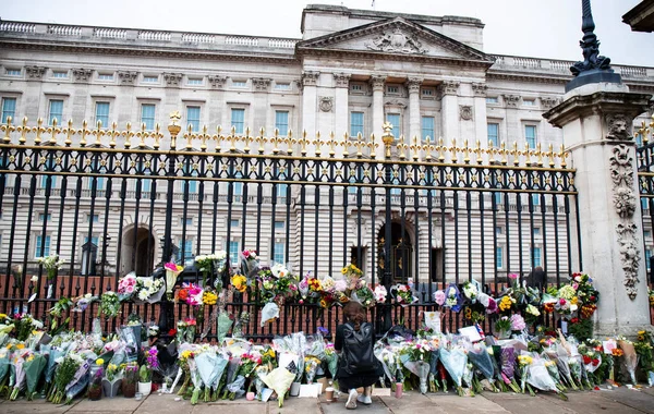 Los Dolientes Presentan Sus Respetos Después Muerte Majestad Reina Palacio — Foto de Stock