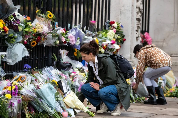 Enlutados Prestam Homenagem Após Morte Sua Majestade Rainha Palácio Buckingham — Fotografia de Stock