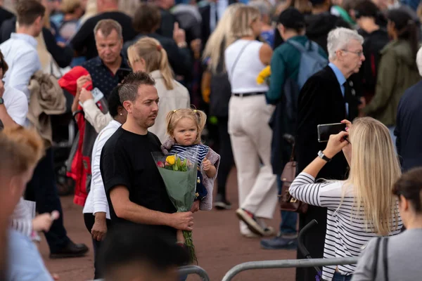 Толпы Людей Отдают Дань Уважения После Кончины Величества Королевы Букингемском — стоковое фото