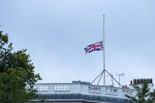 Eine Flagge Weht Auf Halbmast Als Trauernde Nach Dem Tod — Stockfoto