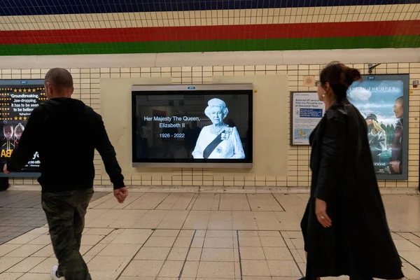 Metro Tiene Imágenes Reina Después Del Fallecimiento Majestad Reina Londres —  Fotos de Stock