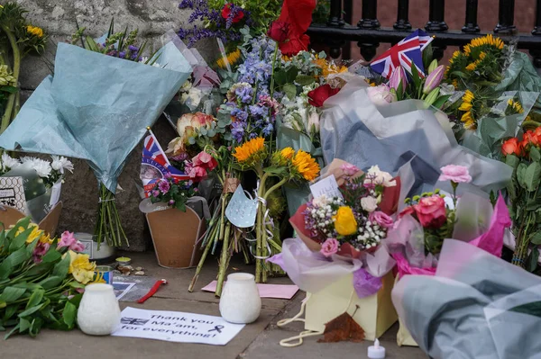 Blumen Werden Vor Den Toren Des Palastes Niedergelegt Während Trauernde — Stockfoto