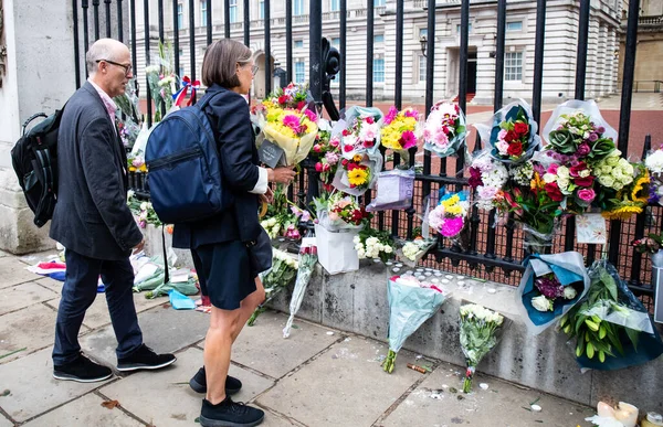 Enlutados Prestam Homenagem Após Morte Sua Majestade Rainha Palácio Buckingham — Fotografia de Stock