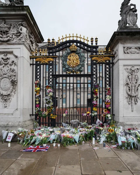 Blumen Werden Vor Den Toren Des Platzes Niedergelegt Während Trauernde — Stockfoto