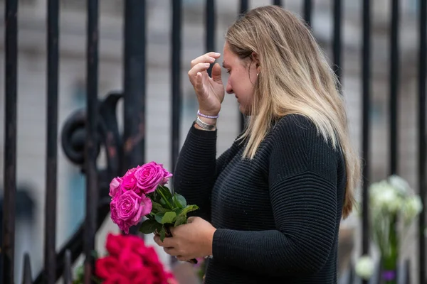 Enlutados Prestam Homenagem Após Morte Sua Majestade Rainha Palácio Buckingham — Fotografia de Stock