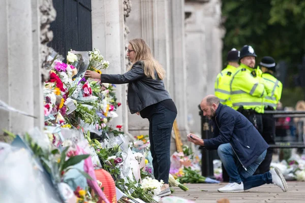 Gyászolók Leróják Tiszteletüket Őfelsége Halála Után Királynő Buckingham Palotában London — Stock Fotó