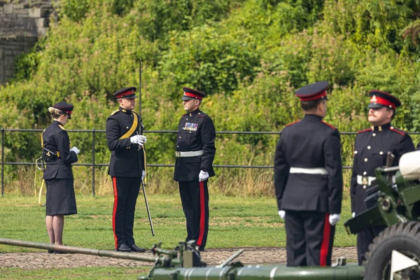 Soldiers Fire Gun Salute Cardiff Castle Mark Respect Passing Her — Stock Photo, Image
