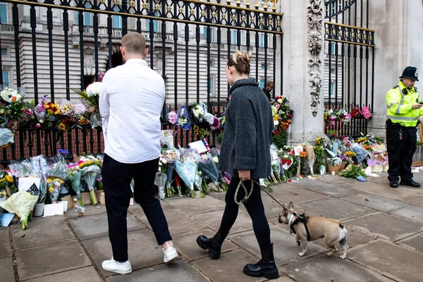 Enlutados Prestam Homenagem Após Morte Sua Majestade Rainha Palácio Buckingham — Fotografia de Stock