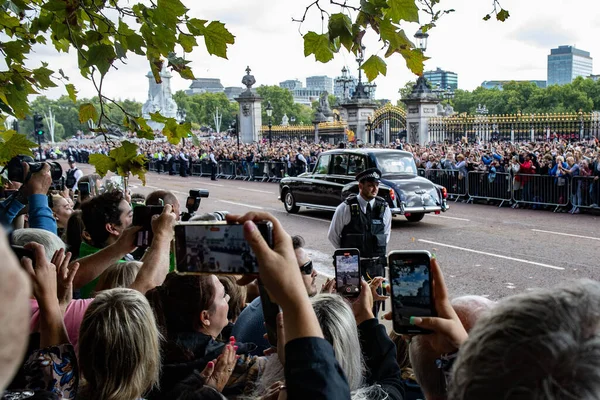 Король Чарльз Прибывает Букингемский Дворец Знак Уважения После Кончины Величества — стоковое фото